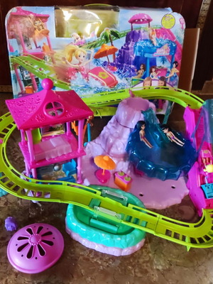 Polly Pocket Spin'n Surprise Waterpark playset used with 3 dolls and accessories