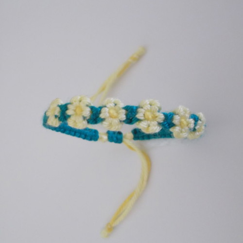Macrame bracelet with daisies new, adjustable green and yellow