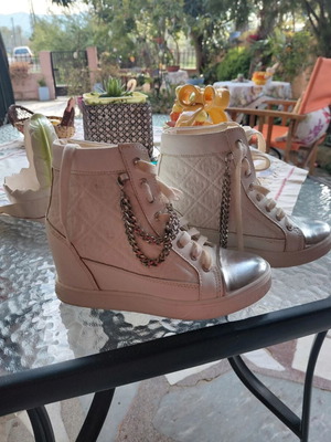 Αθλητικά Guess μεταχειρισμένα, μέγεθος 35, άριστη κατάσταση