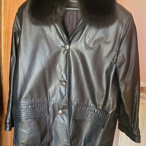 Leather women's coat with fur collar, like new, size medium/large