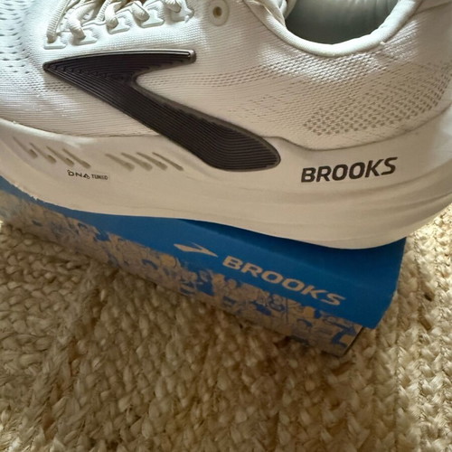 Brooks Athletic Shoes like new, size 42, beige