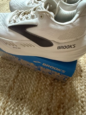 Brooks Athletic Shoes like new, size 42, beige