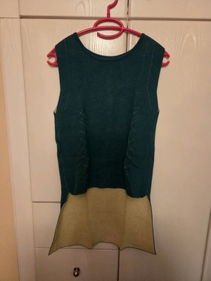 Sleeveless spring pullover green with yellow like new, small