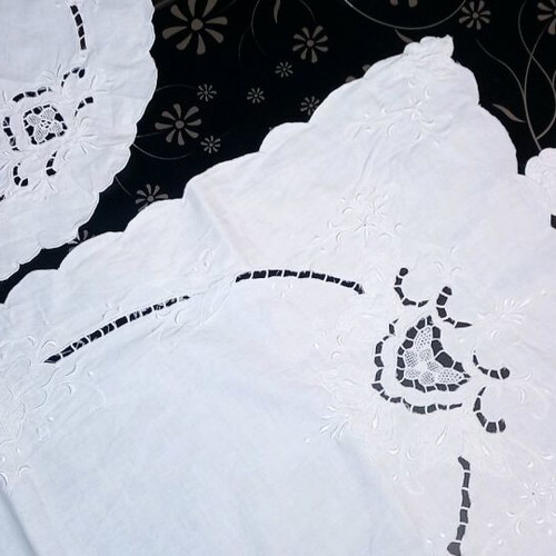 Cutwork table linen set like new, white