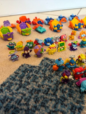 Super Zings figures like new, 30 figures and 14 vehicles