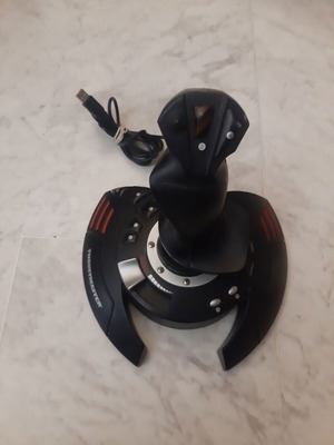 Thrustmaster T-Flight Stick X употребяван жичен джойстик за симулатори на полети