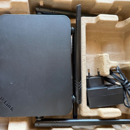 D-Link DIR-842 AC1200 Wi-Fi Gigabit Router like new