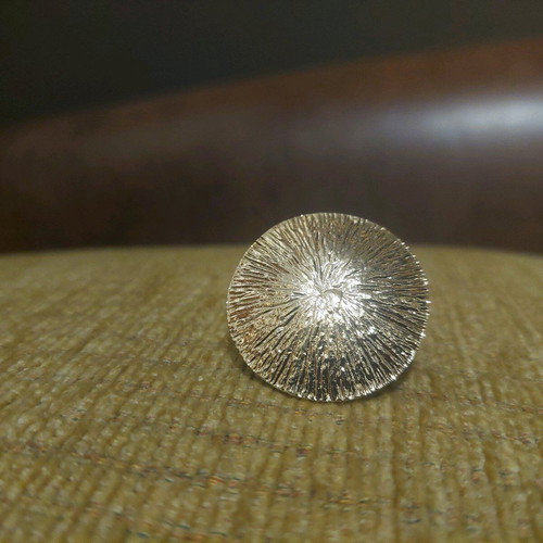 Gold ring new, impressive circle design
