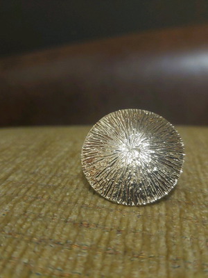 Gold ring new, impressive circle design