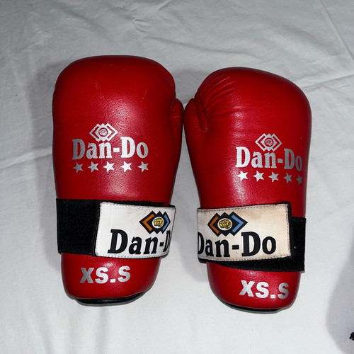 Taekwondo gloves used, red XS-S
