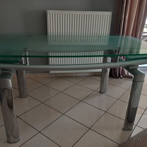 Extendable dining table like new, glass with sandblasted thick crystal