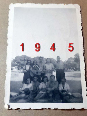 Vintage φωτογραφία 1945 Βουλιαγμένη με μουσικά όργανα μεταχειρισμένη