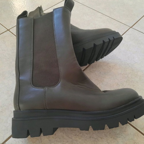 Leather ankle boots size 40 like new