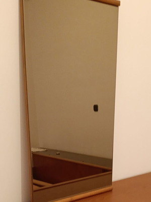 Καθρέπτης κρεμαστός μεταχειρισμένος σε ξύλινη κορνίζα 95υ*55μ