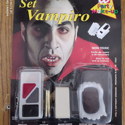 Dracula vampire make up set like new, carnival colors