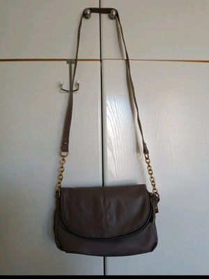 Accesorize shoulder bag grey-pencil like new with external pocket