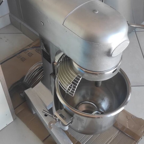 Dynamic 10-Liter B10-GFA Mixer like new with pastry wire and dough hook