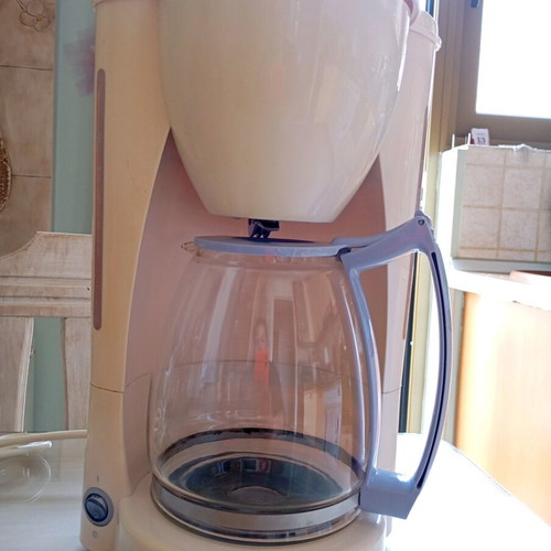 Electric coffee maker used for French coffee and tea