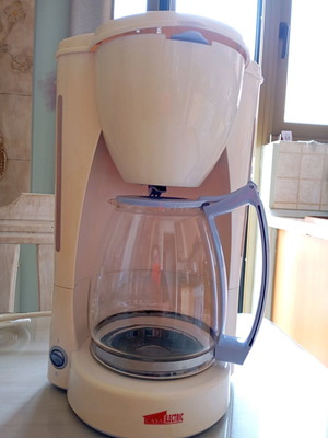 Electric coffee maker used for French coffee and tea