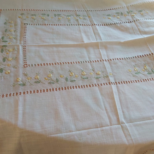 Tablecloth 170×270 new with embroidery and 12 napkins