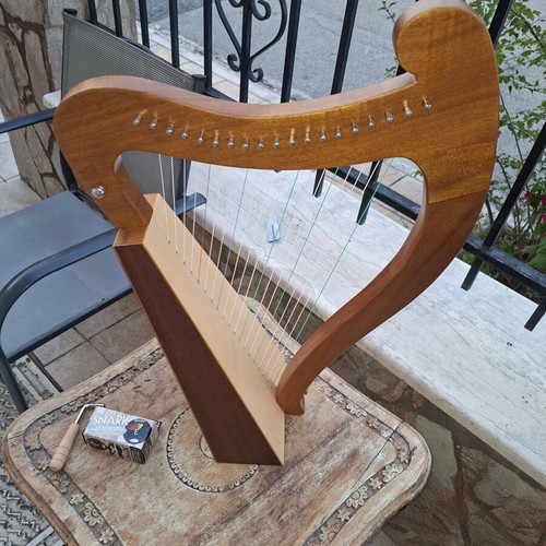 Mahogany harp with tuning key and string adjuster