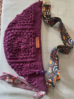 Χειροποίητη τσάντα ώμου χιαστί σε μωβ με ρυθμιζόμενο ιμάντα