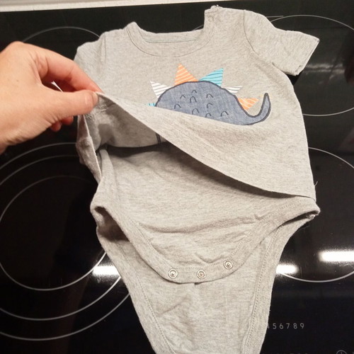 Baby Gap bodysuit - shirt 6/12 months like new