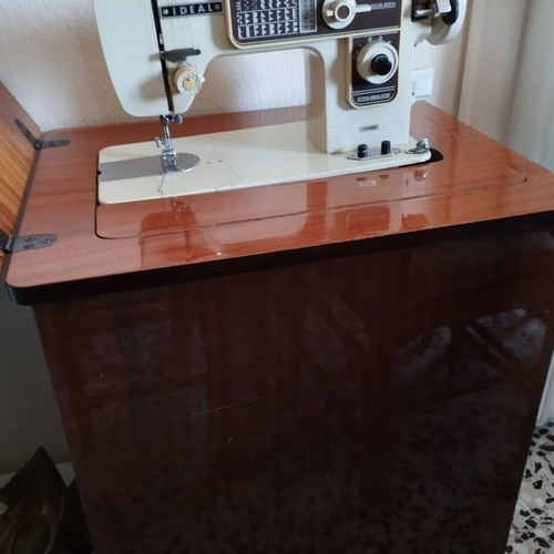 Ideal sewing machine with table