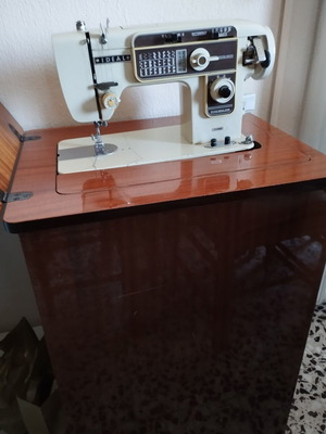 Ideal sewing machine with table