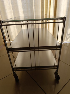 Table with wheels like new, dimensions 63x36x48 cm