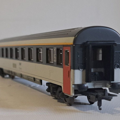 Lima HO SNCF 2 Corail passenger coaches like new
