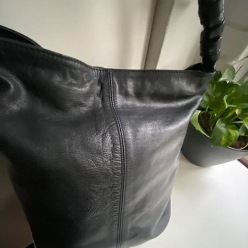Kem women's leather shoulder bag like new, black