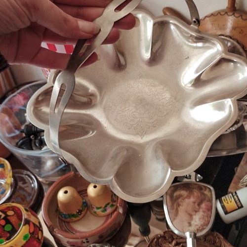 Vintage silver-plated serving bowl with handle and engraved design like new