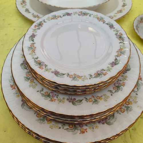 Royal Kent 32-Piece Dinner and Tea Set like new