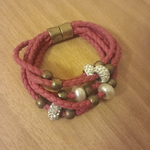 Bracelet with magnetic clasp like new