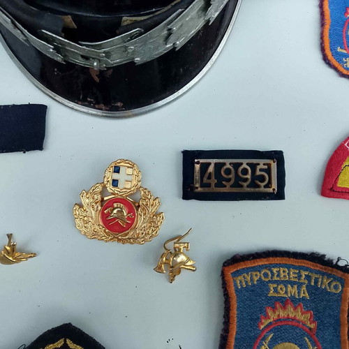 Firefighter officer helmet 1965-75 with full uniform insignia