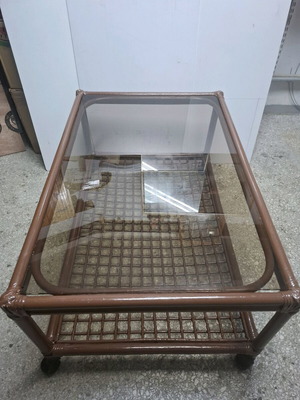 Τραπέζι μεταχειρισμένο 110x73x50 με γυάλινη επιφάνεια και ράφι