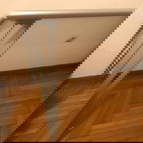 Τραπέζι κουζίνας ΙΚΕΑ σαν καινούργιο με μεταλλικό σκελετό και γυάλινη επιφάνεια