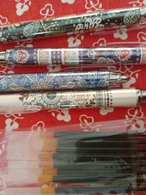 Pens set with 8 ink refills new