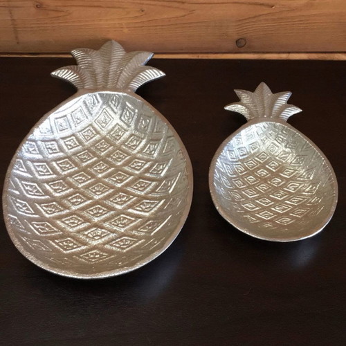 Pineapple-shaped table platters, new, large and small
