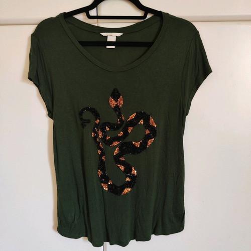 H&M green t-shirt like new with sequin snake design