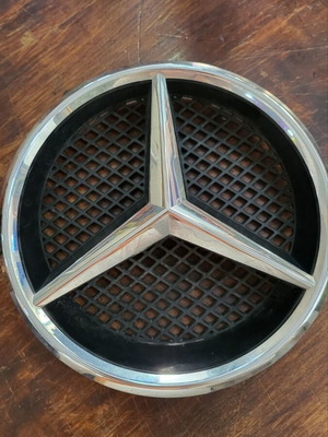 Σήμα Mercedes από καπό επαγγελματικού φορτηγού σαν καινούργιο