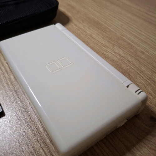 Nintendo DS Lite White like new with charger and carrying case