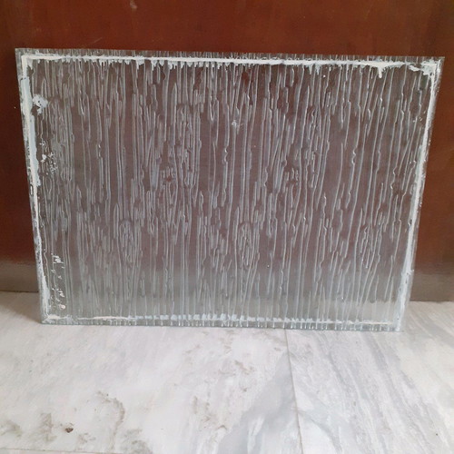 Small diamond-patterned glass used with water design