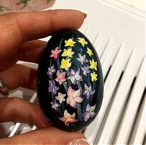 Ξύλινο αυγό ζωγραφισμένο στο χέρι