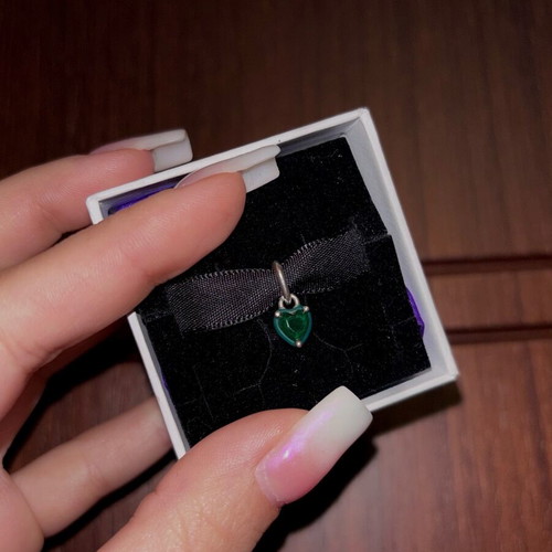 Pandora charm green heart like new