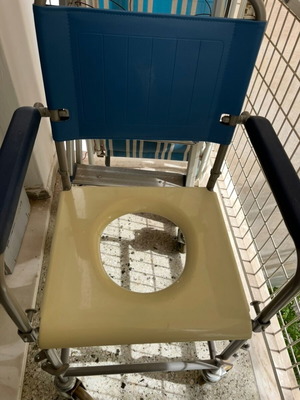 Αναπηρικό αμαξίδιο υγιεινής σαν καινούργιο με δοχείο-συλλέκτη