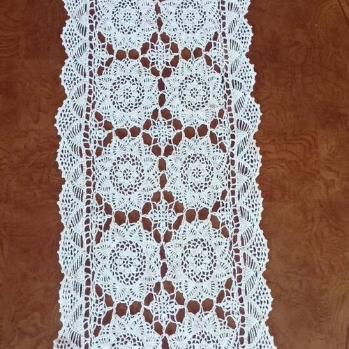 Crocheted table runner white, like new, 133x40 cm