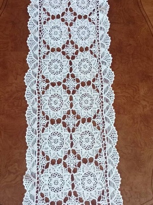 Crocheted table runner white, like new, 133x40 cm