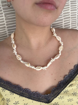 Shell necklace like new, adjustable size, white and beige